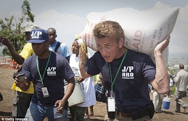 10. Шон Пенн вообще все время спасает жизни