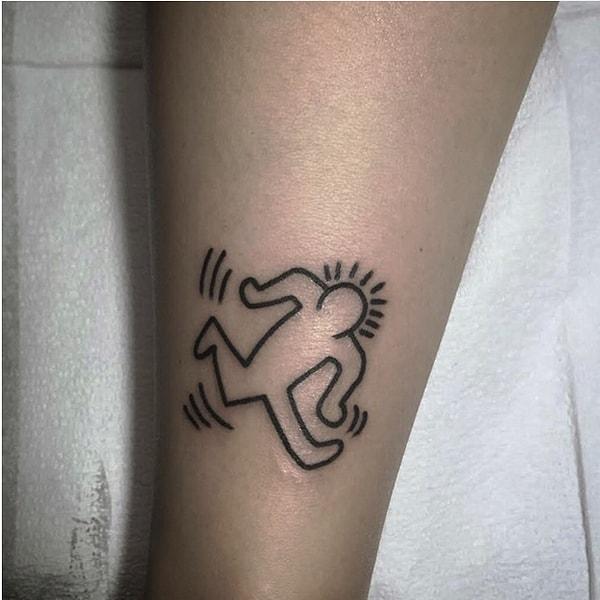 12. Grafiti sanatçısı Keith Haring'i anan bu dövme.