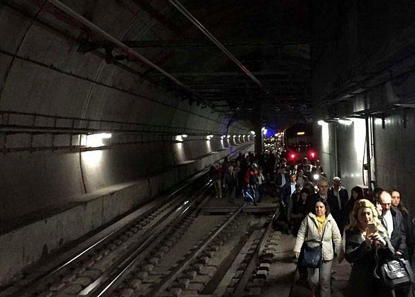 Sosyal medyada paylaşılan fotoğraflarda Marmaray'ın raydan çıktığı ve yolcuların tünellerde yürümek zorunda kaldığı belirtildi