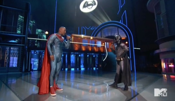 2. И в течение церемонии они переоделись в Бэтмена и Супермена.