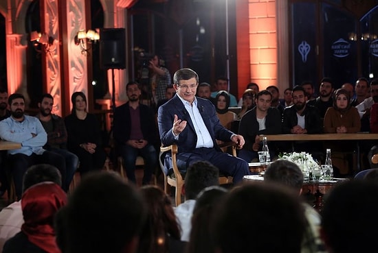 Davutoğlu'na Soru: 'Neden Her Olaydan Sonra Sosyal Medyayı Kapatıyorsunuz?'