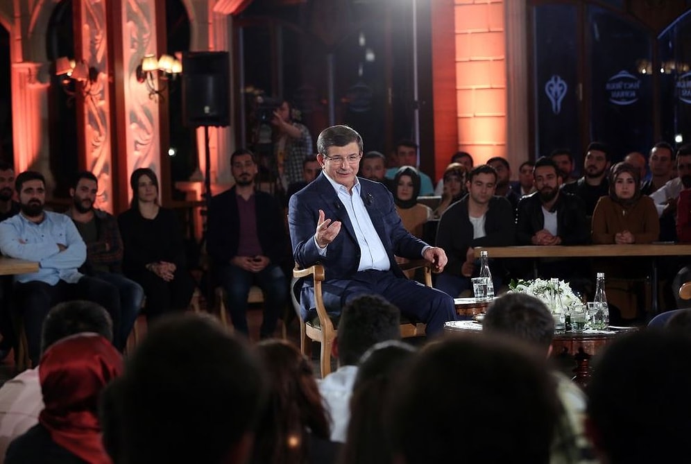 Davutoğlu'na Soru: 'Neden Her Olaydan Sonra Sosyal Medyayı Kapatıyorsunuz?'