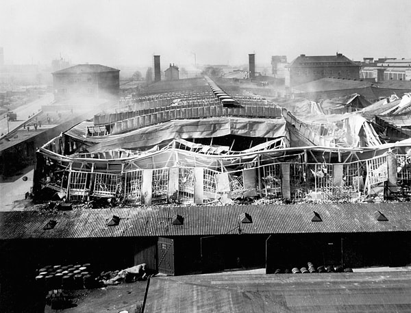 10. После победы над нацистами, от заводов BMW остались одни руины, и компания переживала крах.