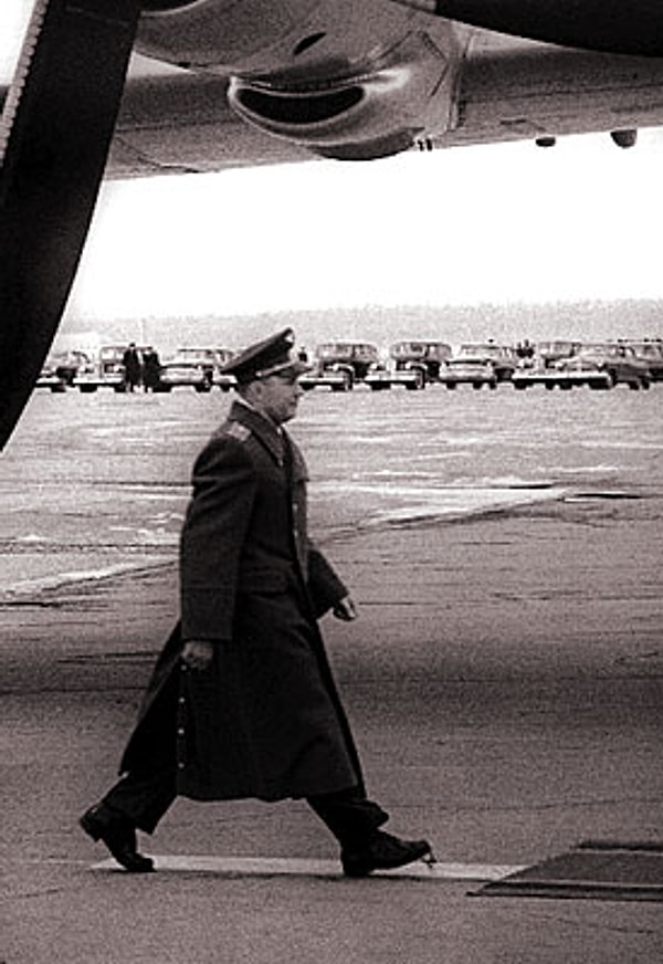 12. Герман Титов был подготовлен гораздо лучше Гагарина, выбор первого космонавта был обусловлен политическими причинами: Гагарина считали «настоящим русским парнем», его описывали как простого и открытого человека. Так что, как видите, немалую роль в выборе кандидата сыграла харизма.