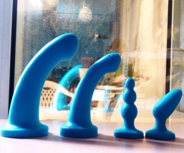 21. Когда соберетесь использовать анальные игрушки, убедитесь, что у них есть основание, за которое их можно вытащить