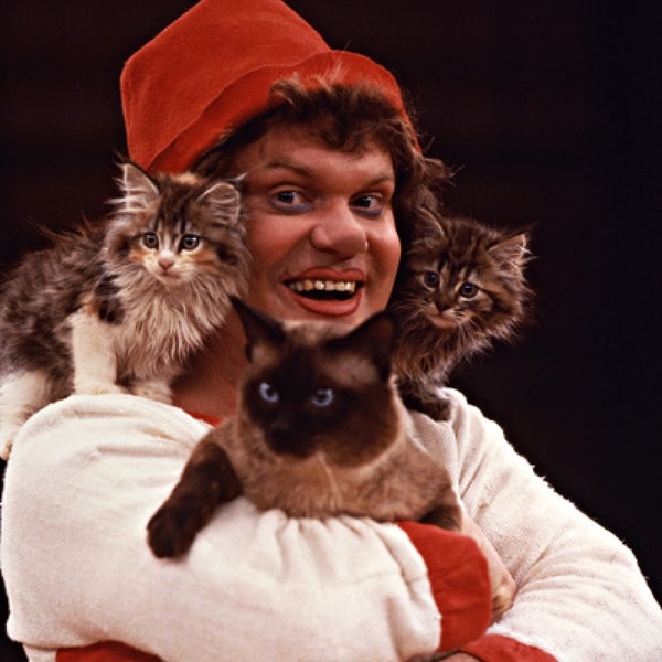 6. Юрий Дмитриевич Куклачев, советский и российский артист клоунады, известен своими дрессированными кошками