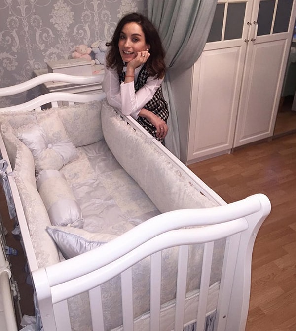 2. Но молодая мамочка просто обожает фоткаться с кроватками своей девочки и выкладывать фото в свой микроблог.