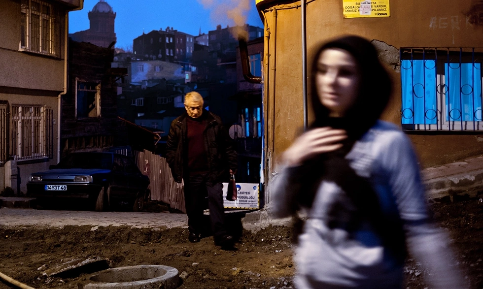 "İslam ve laikliğin, gelişme ve yıkımın, Avrupai ve geleneksel yaşamın dinamik bir rekabet içinde harmanlandığı, iki kıtayı bir araya getiren tek şehir." diyor.