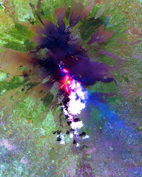 1. Avrupa'nın en aktif yanardağı olan Etna'dan sıcak lavların akışı, 2001, İtalya