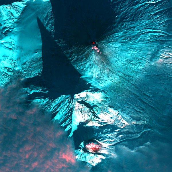 5. Sibirya'daki Kamçatka Yarımadası'nda birkaç tane aktif volkan vardır. Bu kızılötesi görüntüde parlayan kırmızı kısımlar sıcaklığı gösteriyor.