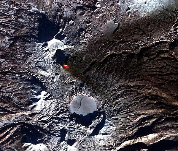 6. Bu görüntü ise aynı yarımada üzerinde bulunan Karymsky stratovolkanının 2006'daki patlaması sırasında çekildi.