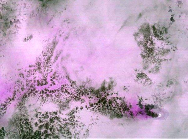 11. Bu gece çekilmiş termal görüntüsü 2008'de patlayan Kuzey Mariana Adaları'nda bulunan Anatahan volkanı.