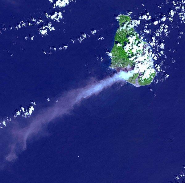 14. Karayipler'de bir stratovolkan olan Soufriere Hills'in 2002 yılında patlaması sonrası göğe yükselen bir kül bulutu.