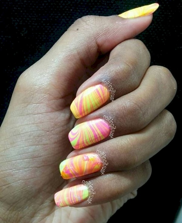 4. Водный маникюр с неоновыми цветами