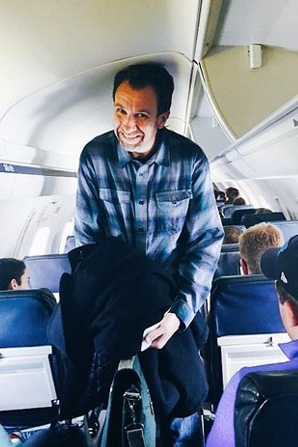 11. Он всегда отжимает себе место в проходе, когда вы путешествуете на самолете ✈