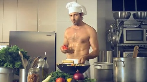Öncelikle mutfakta kadın/erkek ayrımı yoktur, yemek yapan seksi insan vardır.