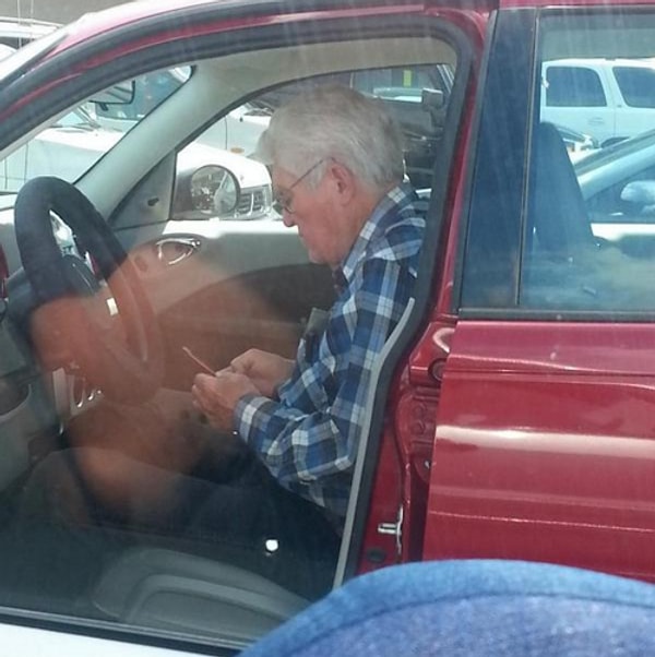 4. Они просто не могут оторваться от своих дурацких телефонов