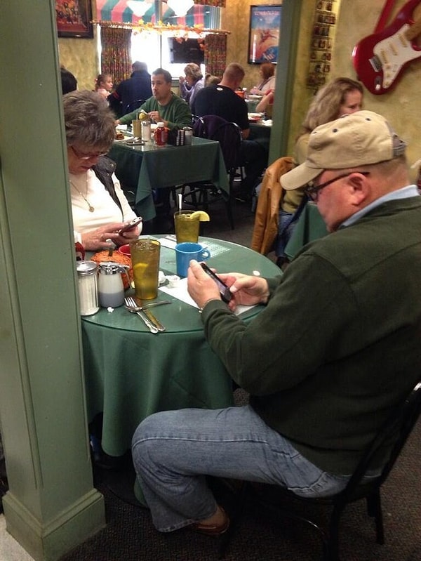 5. Современные отношения - это когда подростки строчат друг другу смс