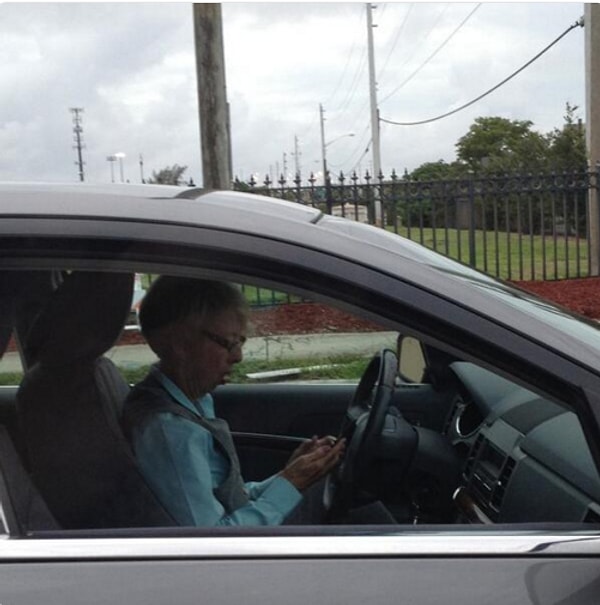 8. Да как так можно, молодежь? Ехать и писать смс одновременно!