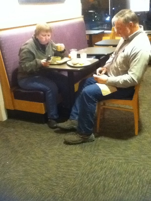 12. Как можно так залипать в мобильник?