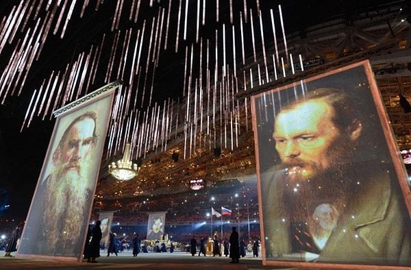 Tolstoy ise "Ölüler Evinden Anılar" kitabını okuduktan sonra Dostoyevski'yi Puşkin'den bile üstün tutarak, modern Rus edebiyatında Puşkin'in eserleri dahil, böylesine iyi bir kitap hiç okumadığını söyler.