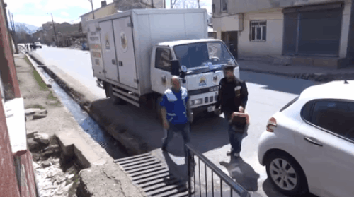 Ve belediyeden ekipler gelip kediyi alarak kendi merkezlerine götürdü.