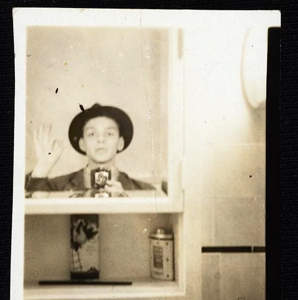 29. Фрэнк Синатра в любимой шляпе в начале 1930-х.