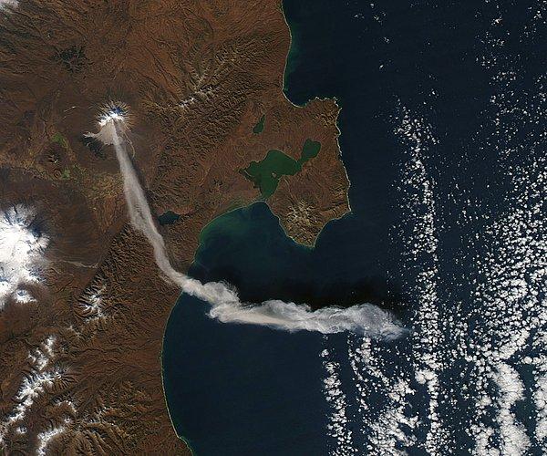 4. Rusya'da 2007'de patlayan Shiveluch Yanardağı'ndan yayılan kül bulutu.