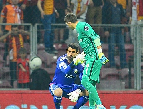 Derbinin ardından üzüntü yaşayan Volkan Demirel'i, Fernando Muslera teselli etti.