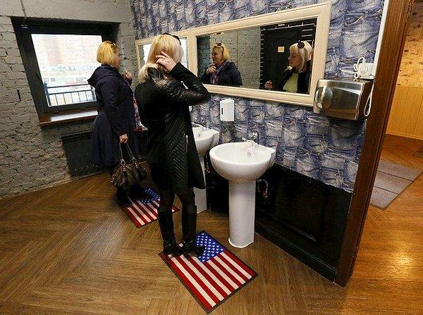 Kafedeki paspaslar Amerikan bayrağı desenli.