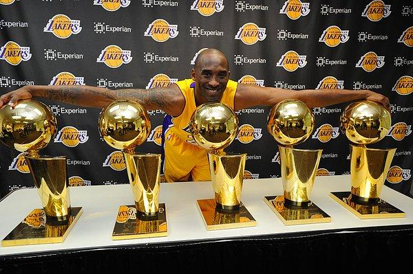 2009 ve 2010 yıllarında La Lakers'ı şampiyonluğa taşıyarak kariyerindeki 5. şampiyonluğuna ulaşmış oldu.