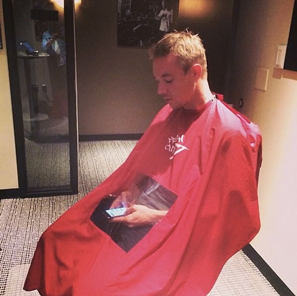 3. Для него это стало серьезным вызовом. Ему 23, и он залипает в смартфон как только выходит на улицу