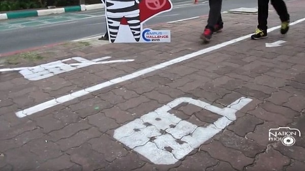 7. Кажется немного опасным, что так много людей уделяют так мало внимания тому, где они идут, не замечая никого вокруг. Мы действительно проводим все время в экранах наших смартфонов