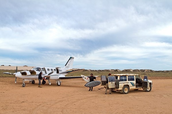 8. "День из жизни" (2015). Разгружаем наше снаряжение после 1,5 часового перелета из Пета в Гнаралу вместе с Люком Вилли. Мы перенесли доски и снаряжение в его старый ржавый Ниссан, чтобы отправиться кататься.