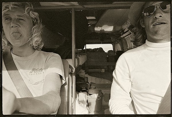 10. Нигель и ДжейДи (1971). Фургон был идеальным транспортом для серферского приключения: доски аккуратно уложены внутри и домашний уют во время остановок.