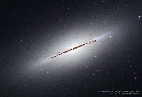 7. Ejderha Takımyıldızı'nda bulunan NGC 5866 isimli parlak merceksi gökada.