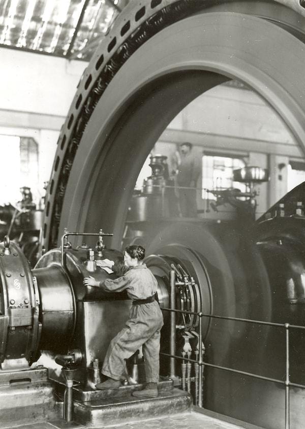 3. BASF şirketine ait gaz motorlu güç odasında çalışan bir kadın, 1917.