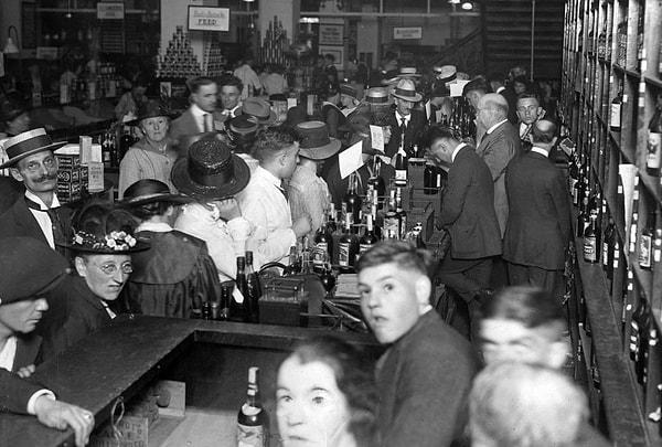 1. İçki yasağının yürürlüğe girmesinden bir gün önce içki satan mağazaları hınca hınç doldurmuş kalabalık, ABD, 1919.