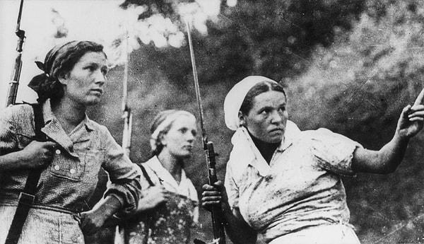 7. Rusya'da eylem planı içindeki üç Sovyet kadın gerilla, İkinci Dünya Savaşı sırasında.