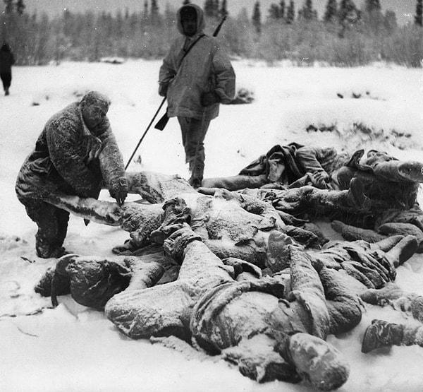 14. Finlandiyalı askerlerin devriyesi sırasında rastladıkları donarak kaskatı kesilmiş Kızıl Ordu askerleri, 31 Ocak 1940.