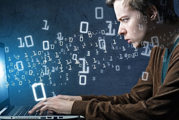 1. Мой парень компьютерщик. Когда он что-то разбирает, настраивает или паяет он жует язык. Во время секса тоже.