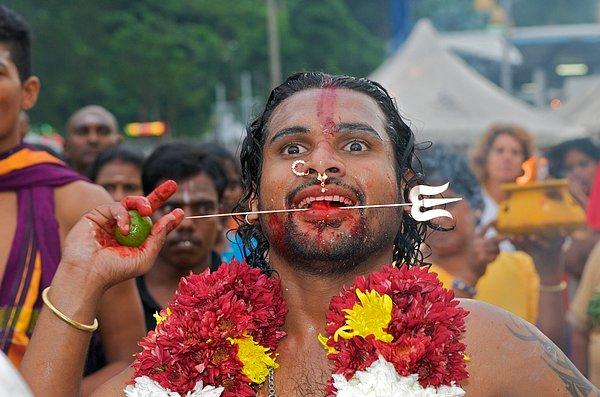 5. Çoğu Hindu olan bu grup, bu vesileyle Shiva isimli tanrının oğlu Lord Murugan'a dileklerini iletirler.