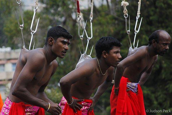 12. Dünya üzerinden 80 milyondan daha kalabalık olan Tamillerin bu festivali, görenlerin kanını donduruyor.