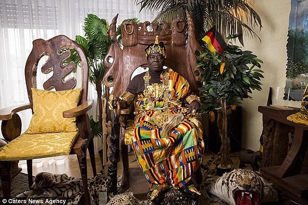 1. "Ewe halkının lideri ve ruhani şefi" olarak görülmesine rağmen Almanya'da tamircilik yapan Bansah, kraliyet giysileri içinde Skype üzerinden ülkesini yönetiyor.