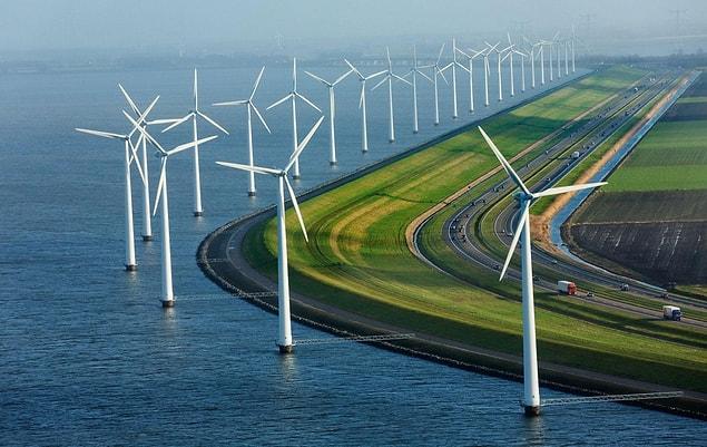 Windmills that accompany the magical roads of Holland