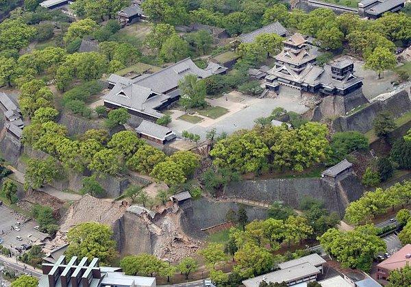 Şehrin merkezindeki 400 yıllık Kumamoto Kalesi de depremde büyük hasar gördü