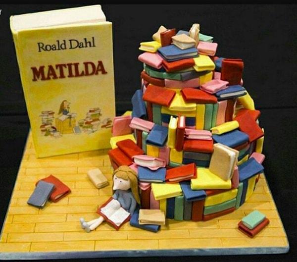 4. Roald Dahl hayranları için Matilda temalı pasta.
