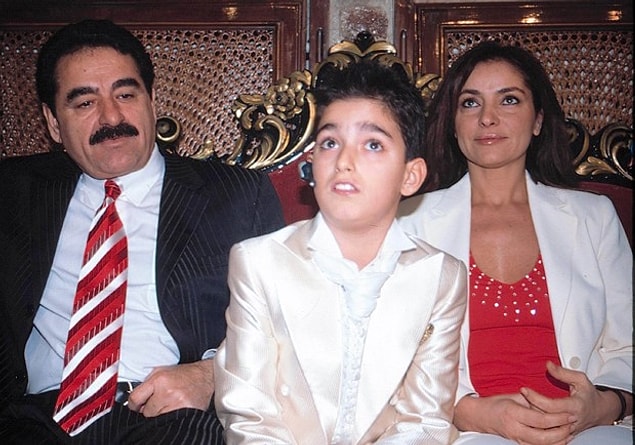 Nedense hiç büyümeyecekmiş, hep annesi ve babasının yanındaki küçük çocuk olarak kalacakmış gibi geliyordu.