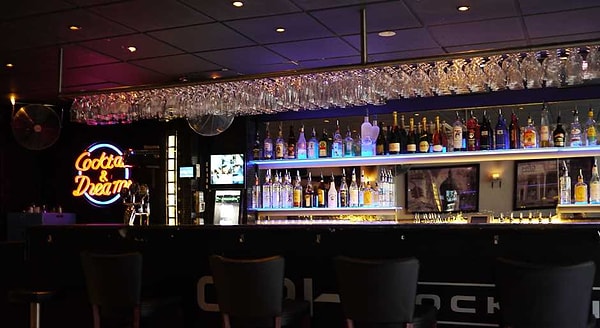 8. Этот бар не стесняется выставлять все на показ, в том числе и сексуальность.