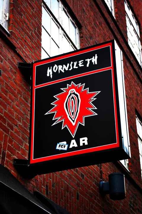 9. Надо сказать, что этот ночной клуб пользуется бешеной популярностью.